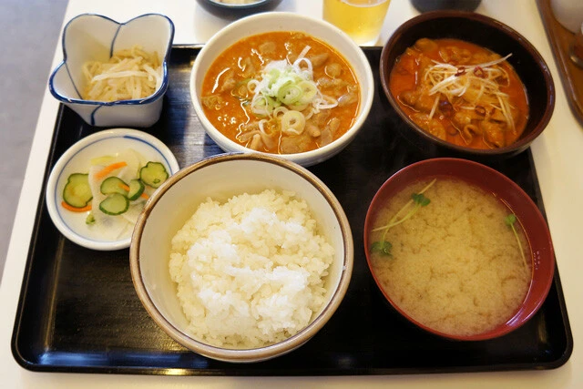 【もつ煮定食】埼玉県の老舗の味。おかず特化型のもつ煮込みでほおばる白メシの幸福:パリッコ『今週のハマりめし』第236回